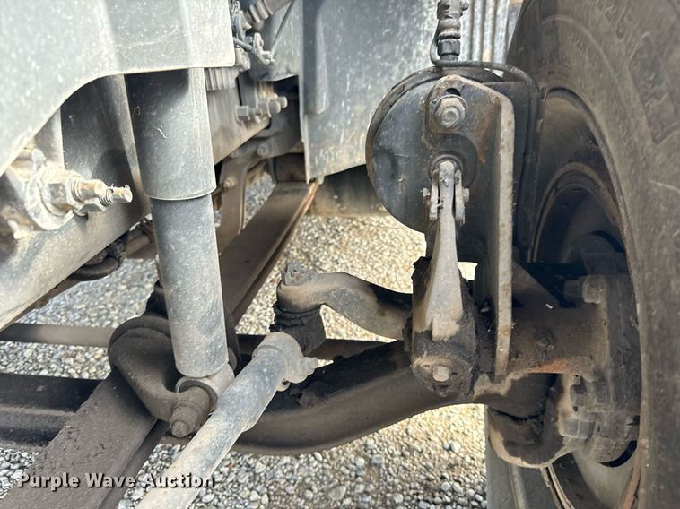 image for item DT2127 2015 Volvo D13 semi truck