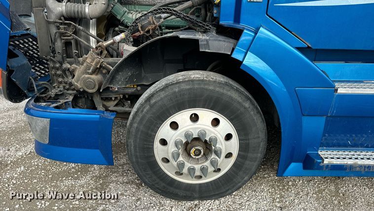 image for item DT2127 2015 Volvo D13 semi truck