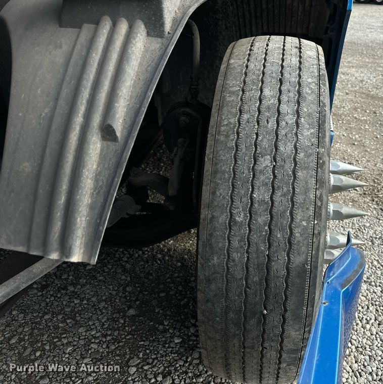 image for item DT2127 2015 Volvo D13 semi truck