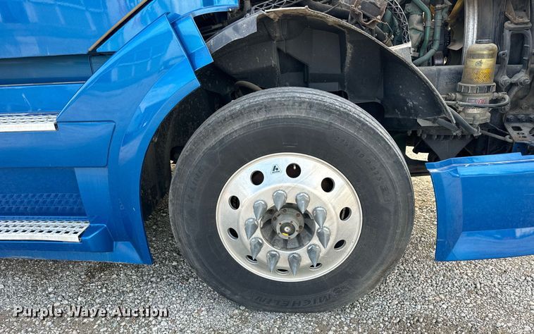 image for item DT2127 2015 Volvo D13 semi truck