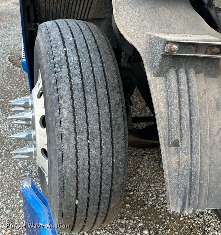 image for item DT2127 2015 Volvo D13 semi truck