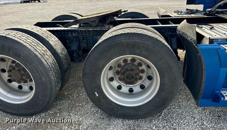 image for item DT2127 2015 Volvo D13 semi truck