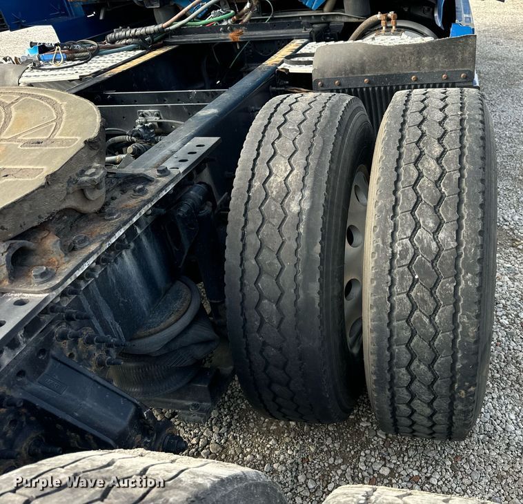 image for item DT2127 2015 Volvo D13 semi truck