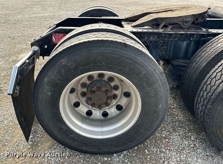 image for item DT2127 2015 Volvo D13 semi truck