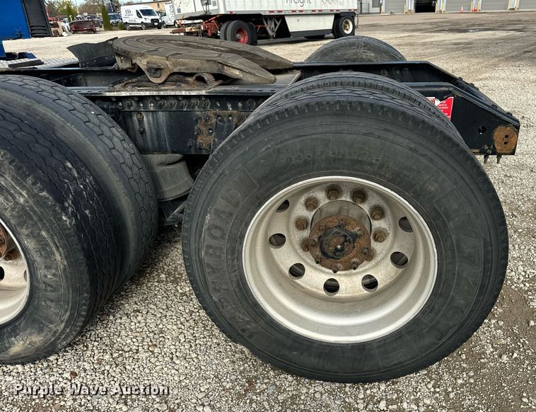 image for item DT2127 2015 Volvo D13 semi truck