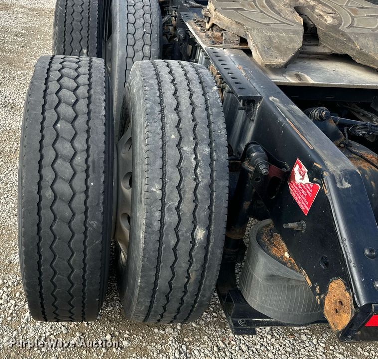 image for item DT2127 2015 Volvo D13 semi truck