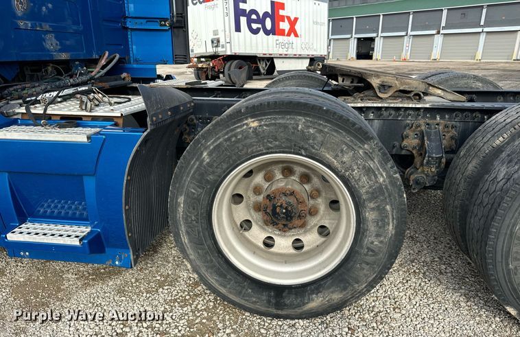 image for item DT2127 2015 Volvo D13 semi truck