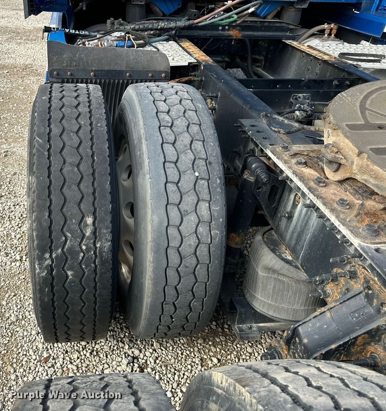 image for item DT2127 2015 Volvo D13 semi truck