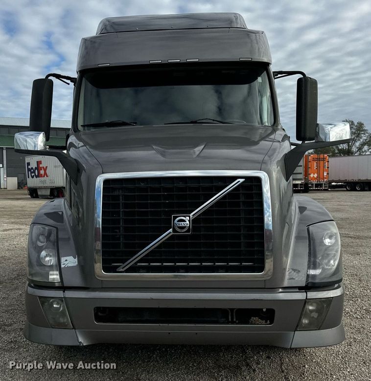 image for item DT2128 2014 Volvo VNL semi truck