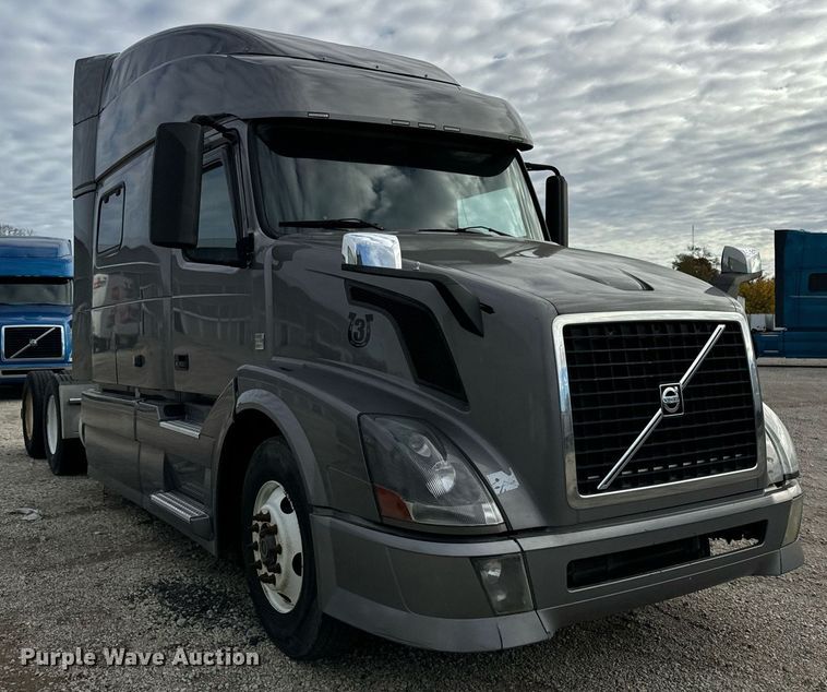 image for item DT2128 2014 Volvo VNL semi truck