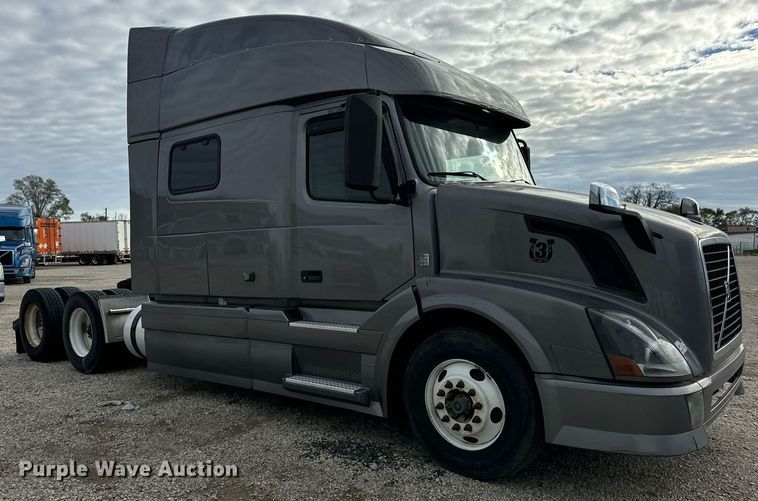 image for item DT2128 2014 Volvo VNL semi truck