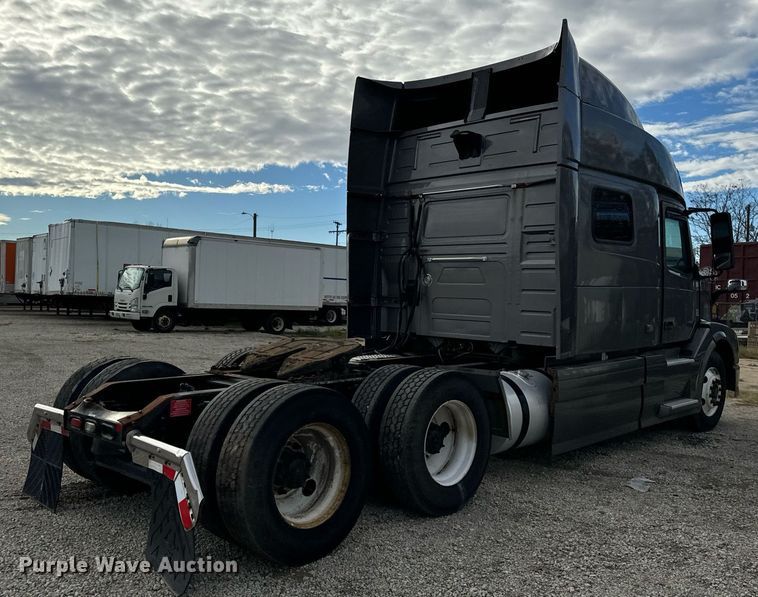 image for item DT2128 2014 Volvo VNL semi truck