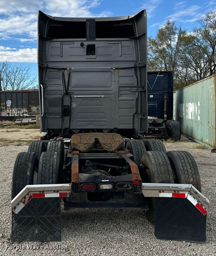 image for item DT2128 2014 Volvo VNL semi truck