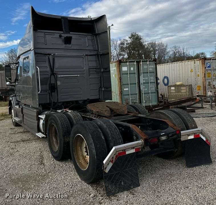 image for item DT2128 2014 Volvo VNL semi truck