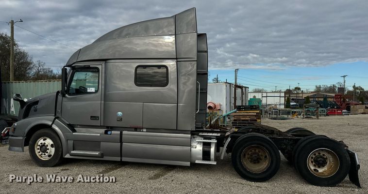 image for item DT2128 2014 Volvo VNL semi truck