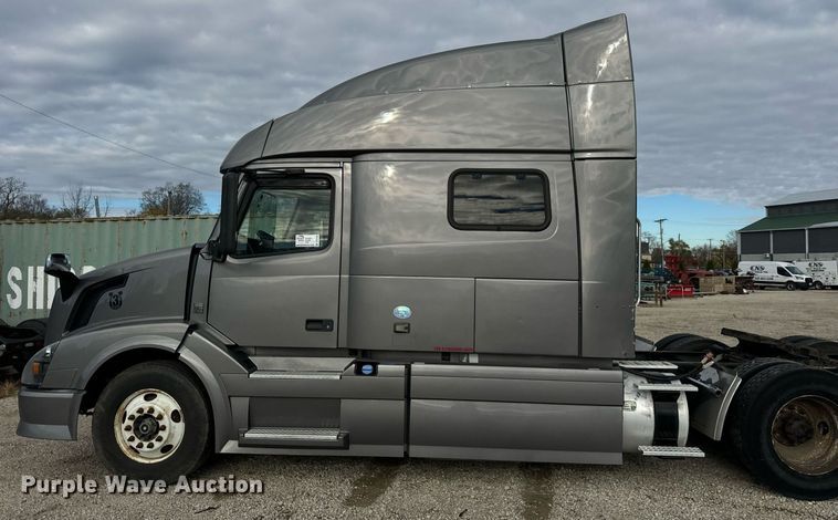image for item DT2128 2014 Volvo VNL semi truck