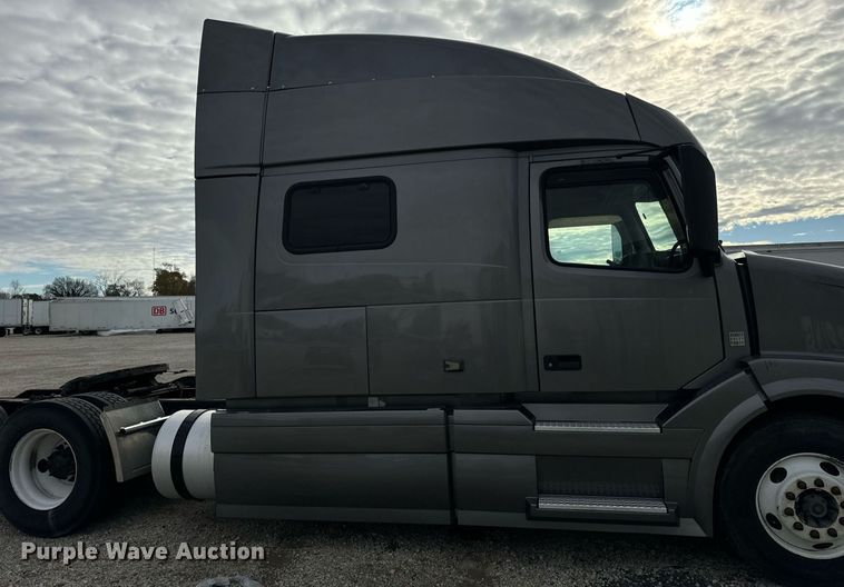 image for item DT2128 2014 Volvo VNL semi truck