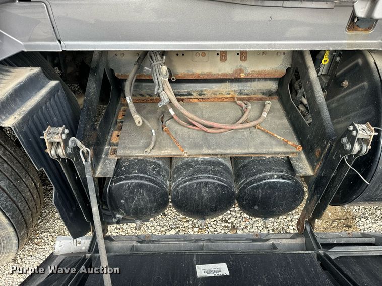 image for item DT2128 2014 Volvo VNL semi truck