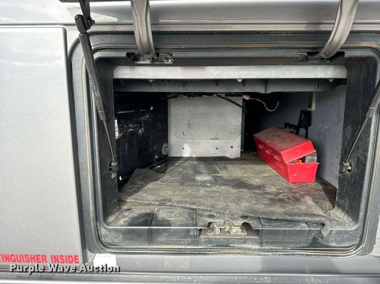 image for item DT2128 2014 Volvo VNL semi truck