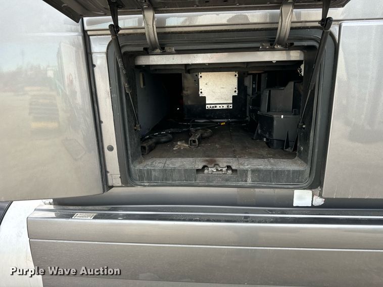 image for item DT2128 2014 Volvo VNL semi truck