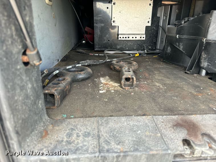 image for item DT2128 2014 Volvo VNL semi truck