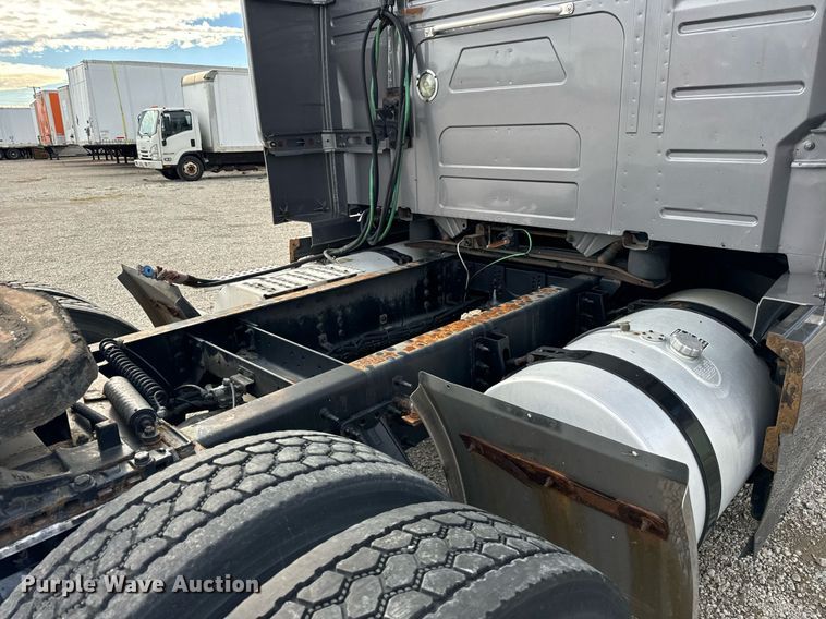 image for item DT2128 2014 Volvo VNL semi truck