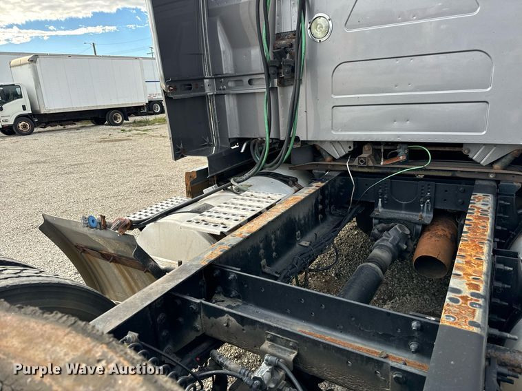 image for item DT2128 2014 Volvo VNL semi truck