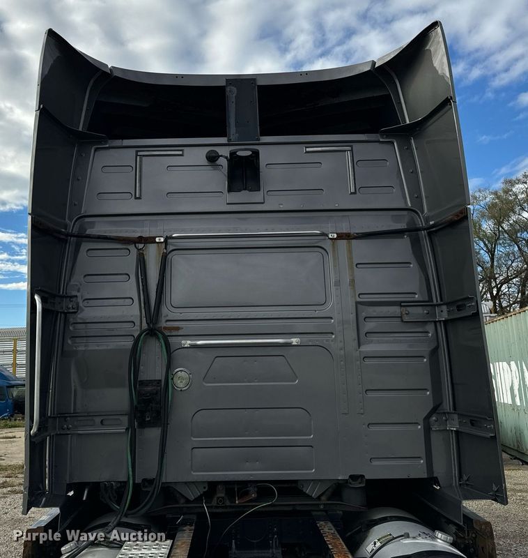 image for item DT2128 2014 Volvo VNL semi truck