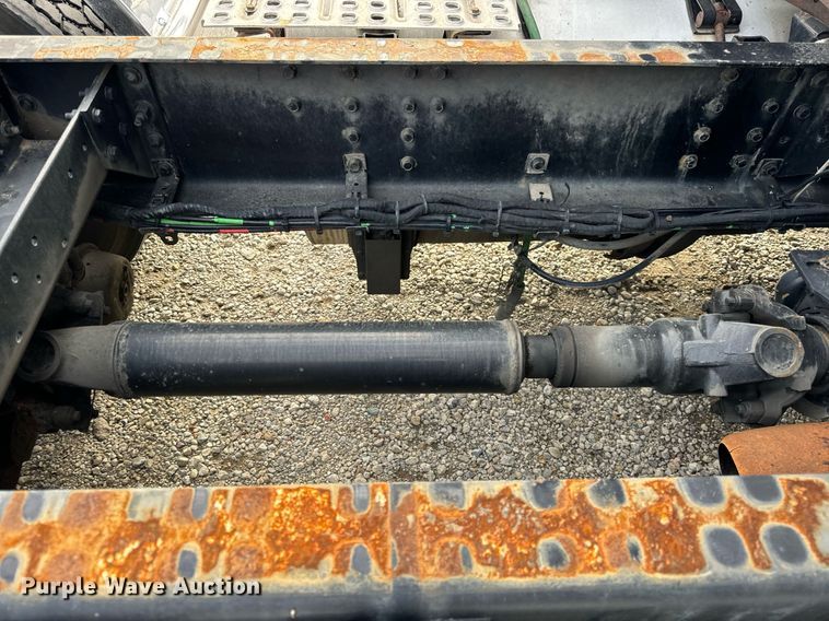 image for item DT2128 2014 Volvo VNL semi truck