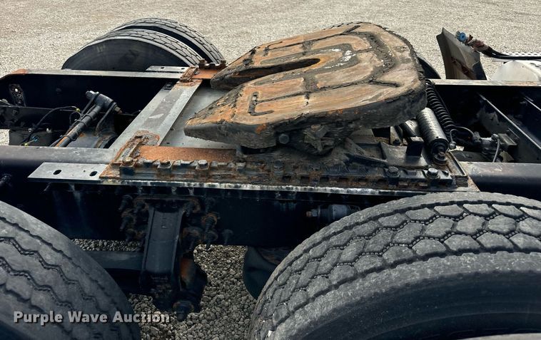 image for item DT2128 2014 Volvo VNL semi truck