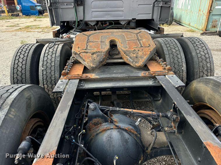 image for item DT2128 2014 Volvo VNL semi truck