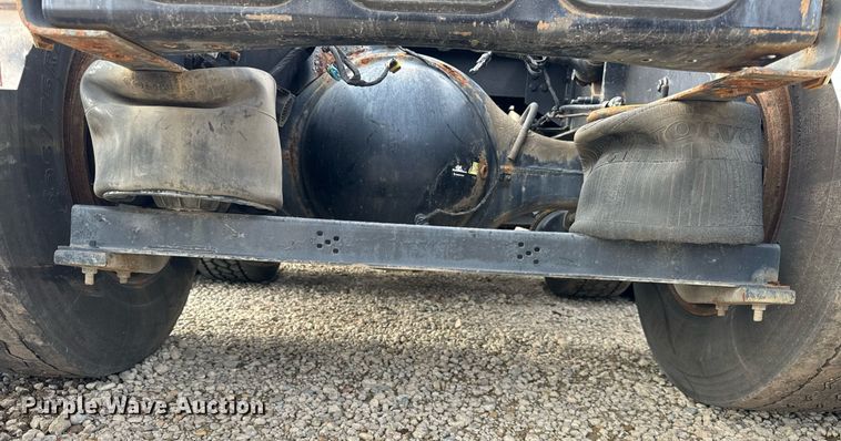 image for item DT2128 2014 Volvo VNL semi truck