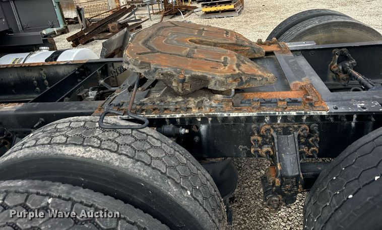 image for item DT2128 2014 Volvo VNL semi truck