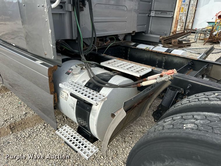 image for item DT2128 2014 Volvo VNL semi truck