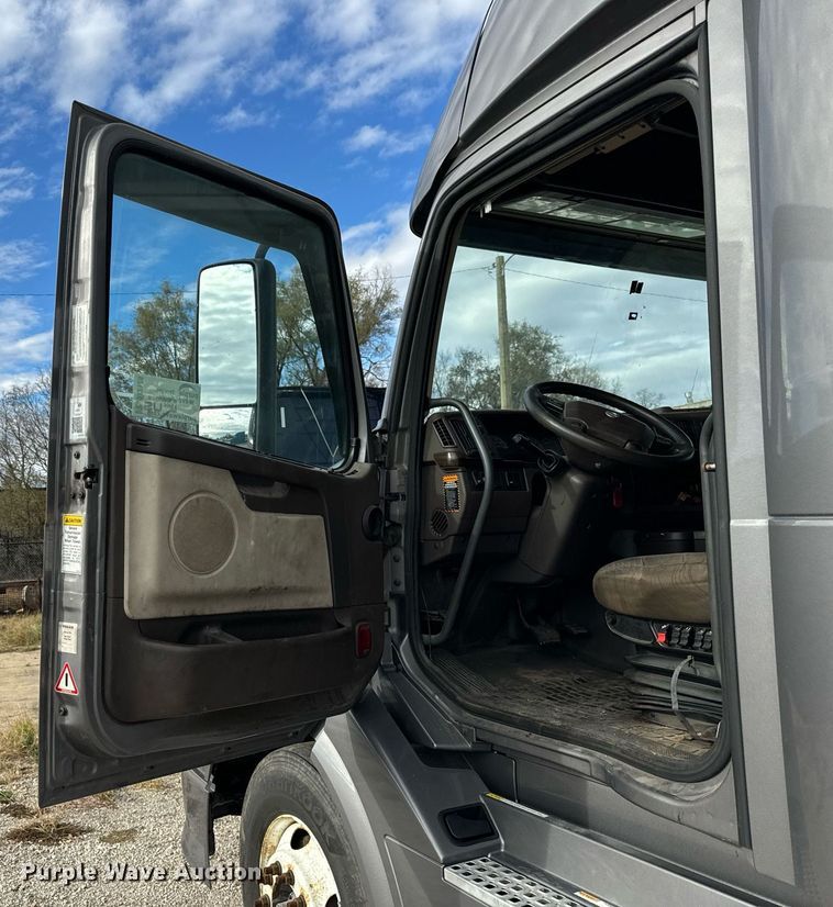 image for item DT2128 2014 Volvo VNL semi truck