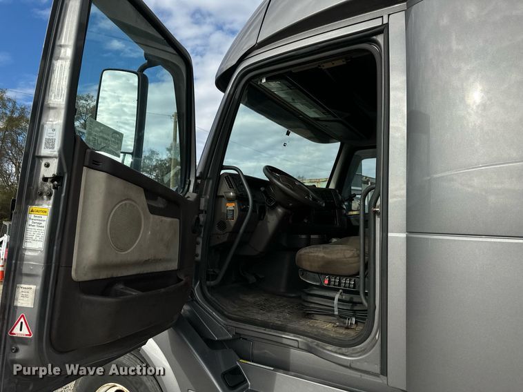 image for item DT2128 2014 Volvo VNL semi truck