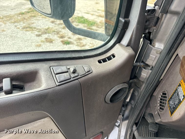 image for item DT2128 2014 Volvo VNL semi truck