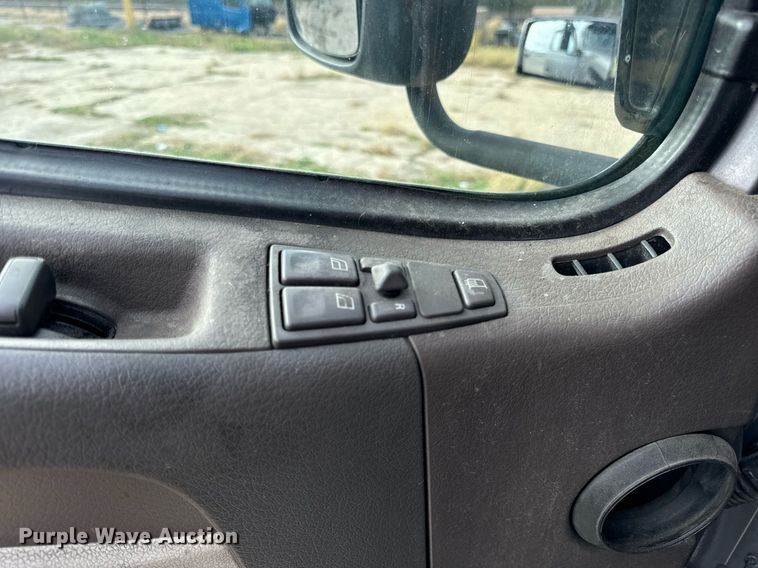 image for item DT2128 2014 Volvo VNL semi truck