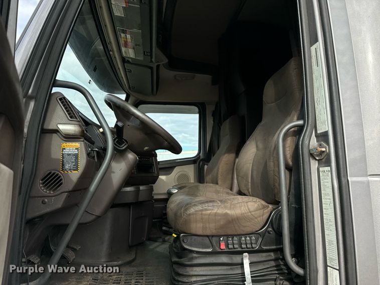 image for item DT2128 2014 Volvo VNL semi truck