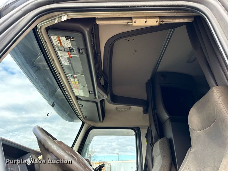 image for item DT2128 2014 Volvo VNL semi truck