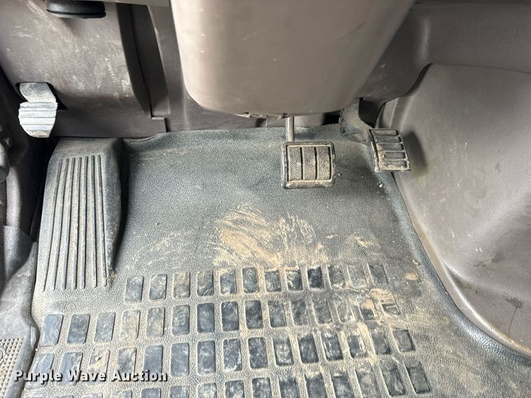 image for item DT2128 2014 Volvo VNL semi truck