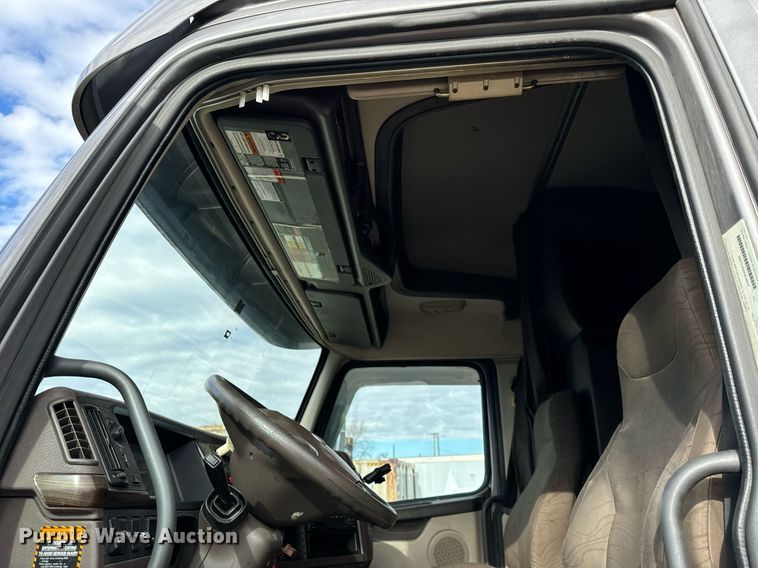 image for item DT2128 2014 Volvo VNL semi truck