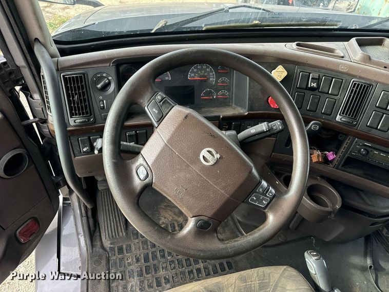 image for item DT2128 2014 Volvo VNL semi truck