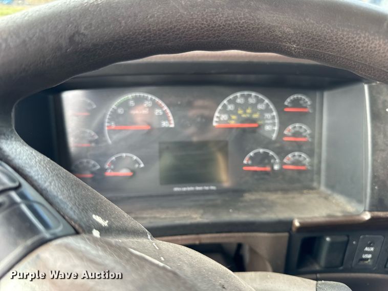 image for item DT2128 2014 Volvo VNL semi truck