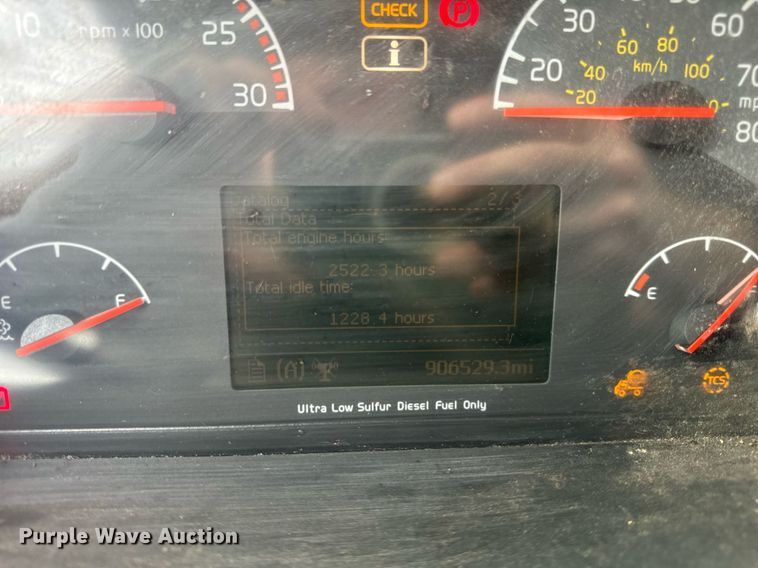 image for item DT2128 2014 Volvo VNL semi truck