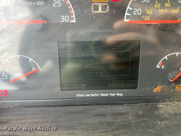 image for item DT2128 2014 Volvo VNL semi truck