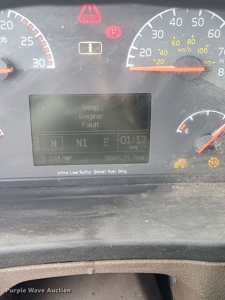 image for item DT2128 2014 Volvo VNL semi truck