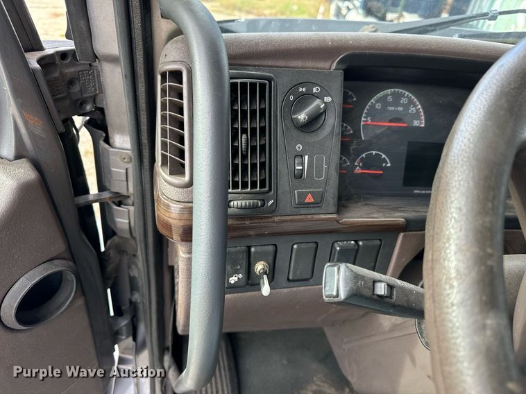 image for item DT2128 2014 Volvo VNL semi truck