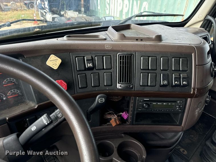 image for item DT2128 2014 Volvo VNL semi truck