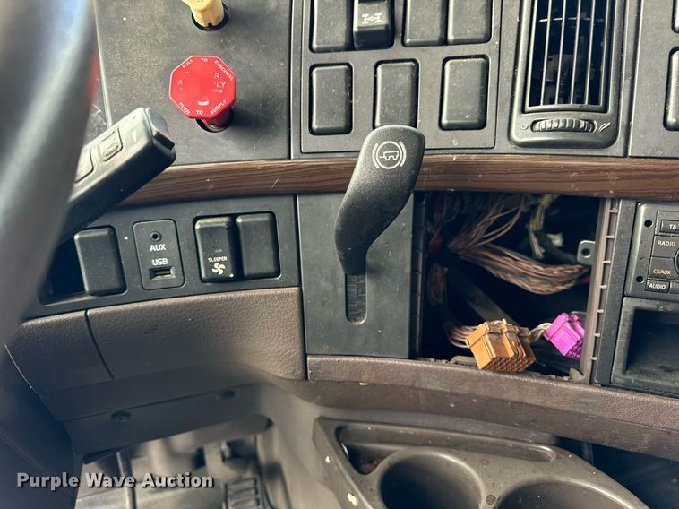 image for item DT2128 2014 Volvo VNL semi truck